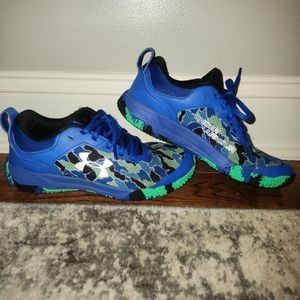 Youth size 5.5 under armour shoes. Blue and green.